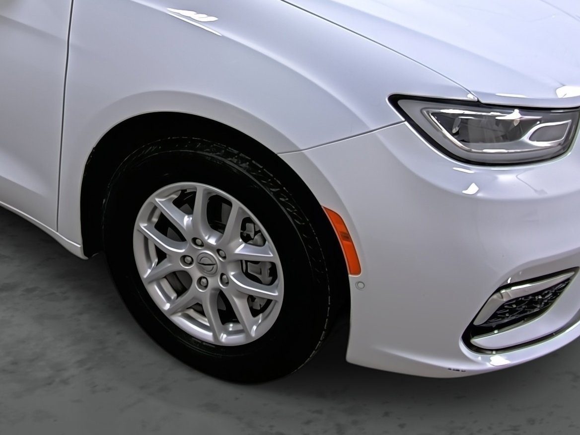 Used 2022 Chrysler Pacifica Touring-L w/ Uconnect Theater Family Group FWD image 14