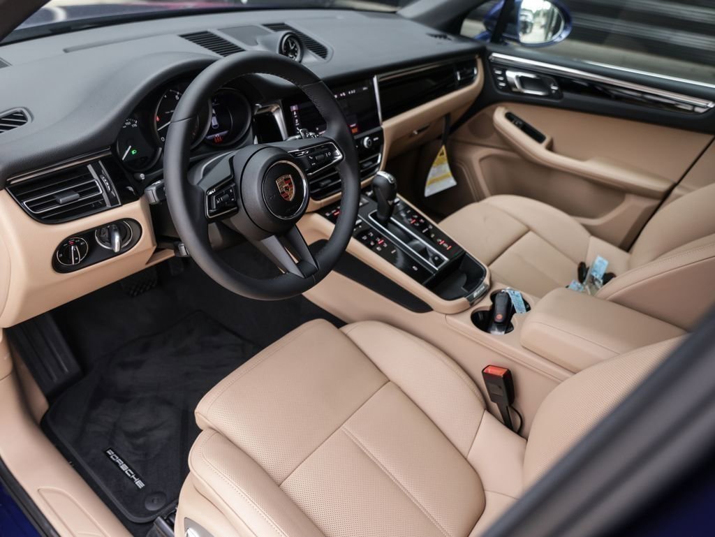 Certified 2025 Porsche Macan image 4