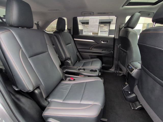 Used 2019 Toyota Highlander XLE image 26