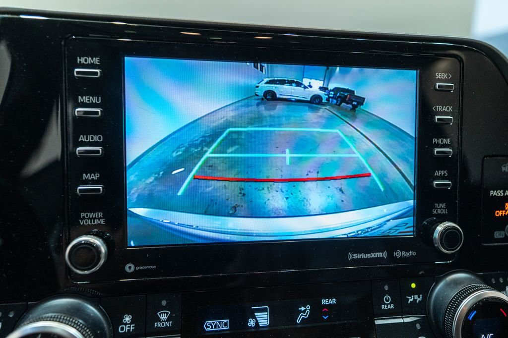 Used 2020 Toyota Highlander XLE AWD/4WD image 31