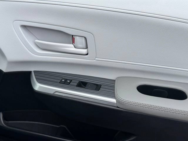 Used 2026 Toyota Sienna LE AWD/4WD image 24