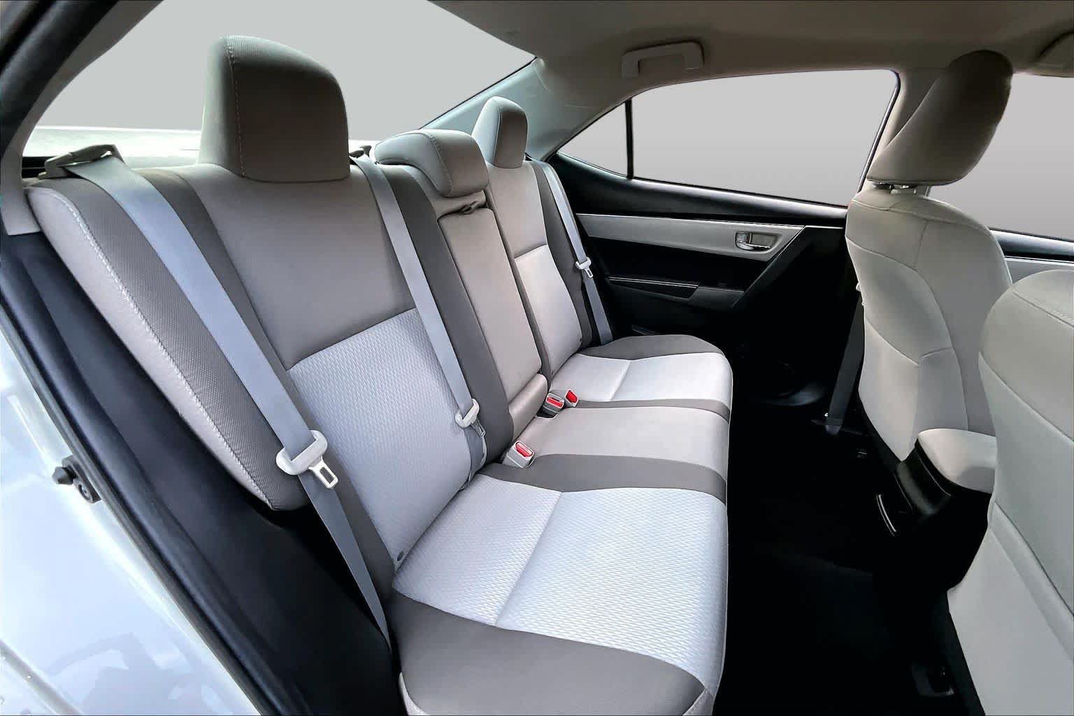 Used 2018 Toyota Corolla LE FWD image 19