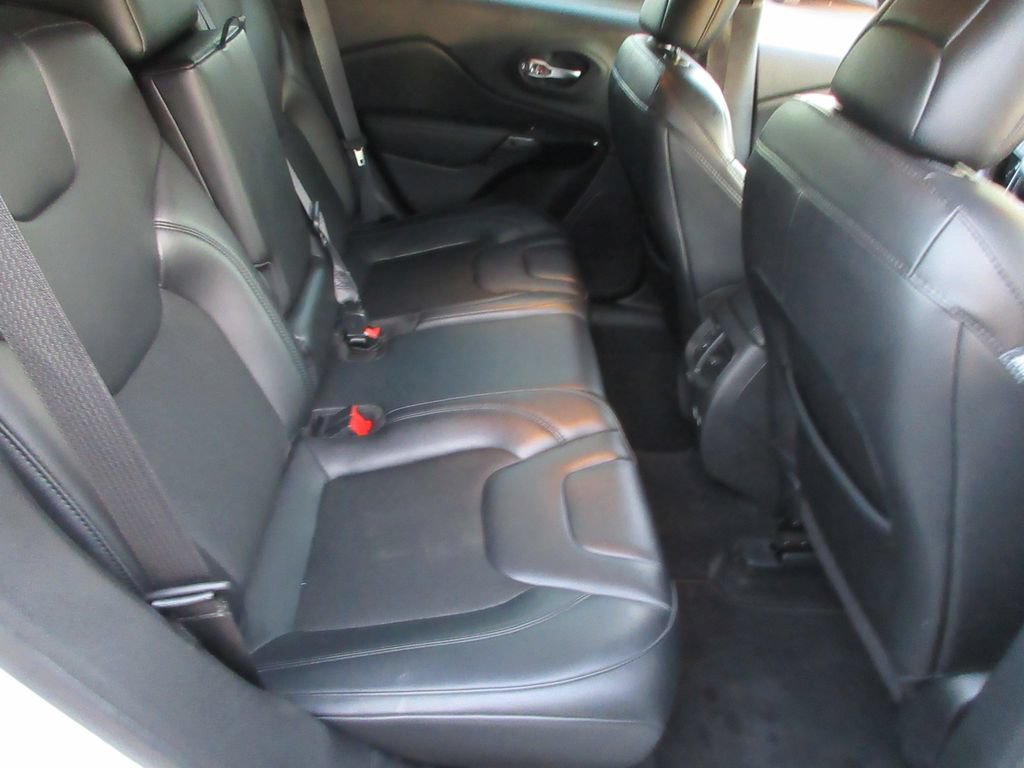 Used 2021 Jeep Cherokee Latitude Plus AWD/4WD image 17