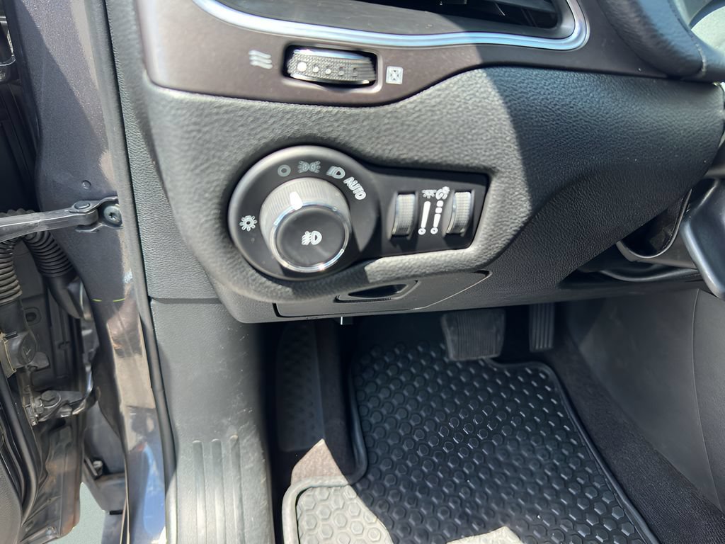 Used 2019 Jeep Cherokee Latitude Plus w/ Cold Weather Group AWD/4WD image 12
