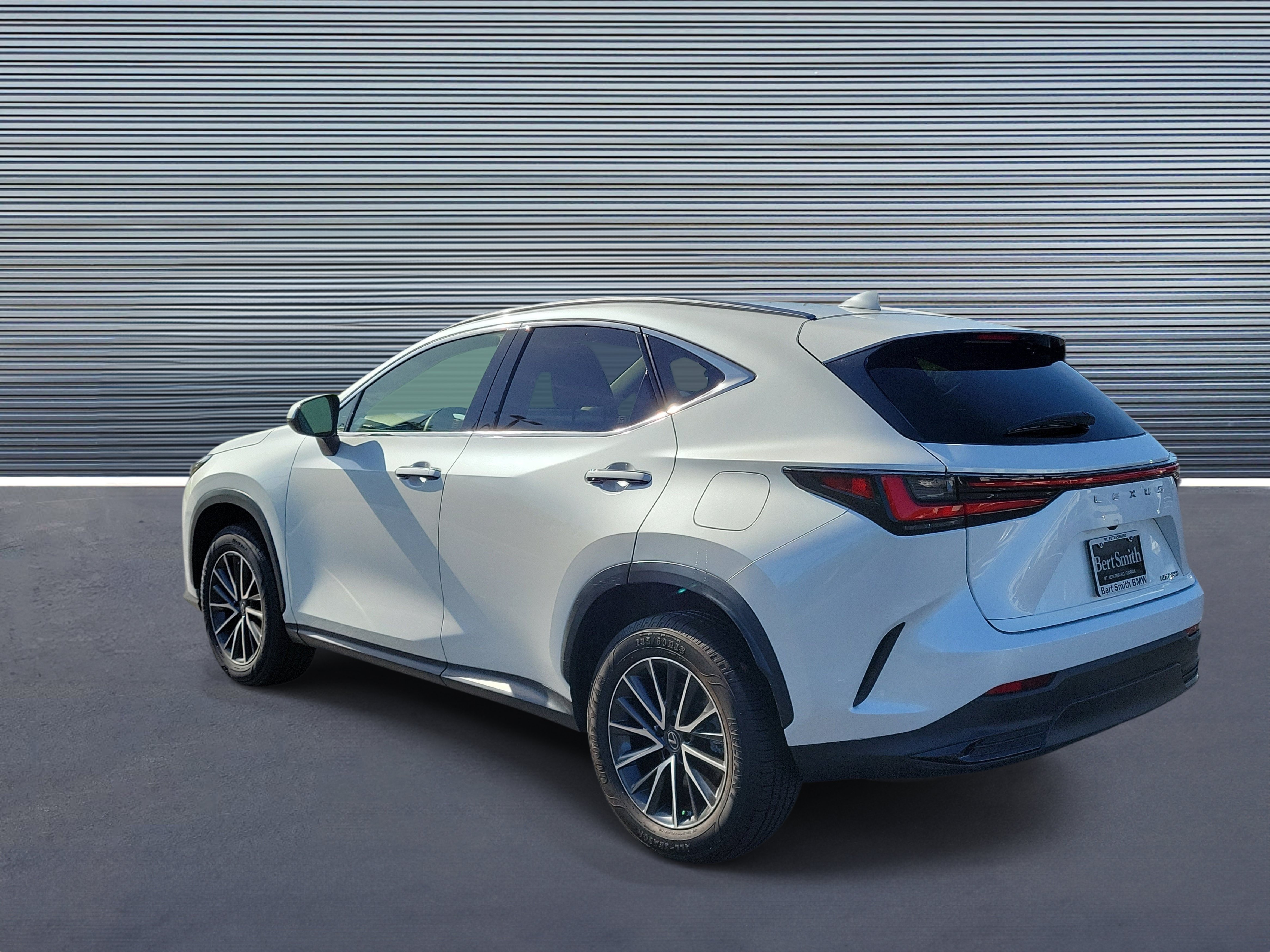 Used 2023 Lexus NX 250 FWD w/ Towing Package (2000 Lbs) image 4