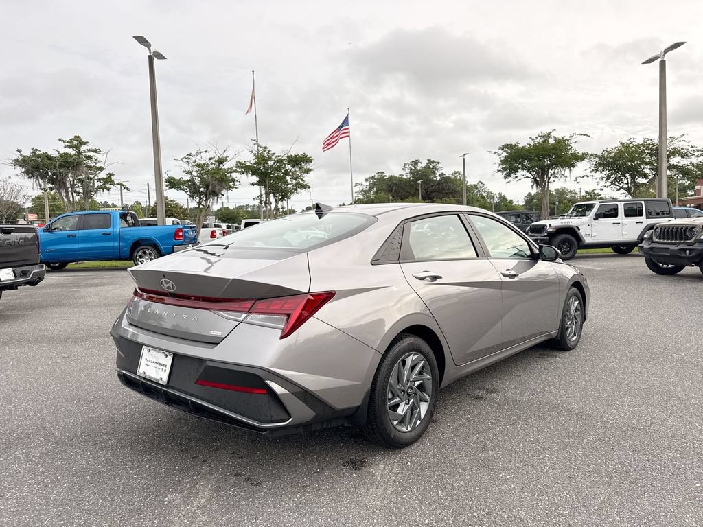 Used 2024 Hyundai Elantra Blue FWD image 3