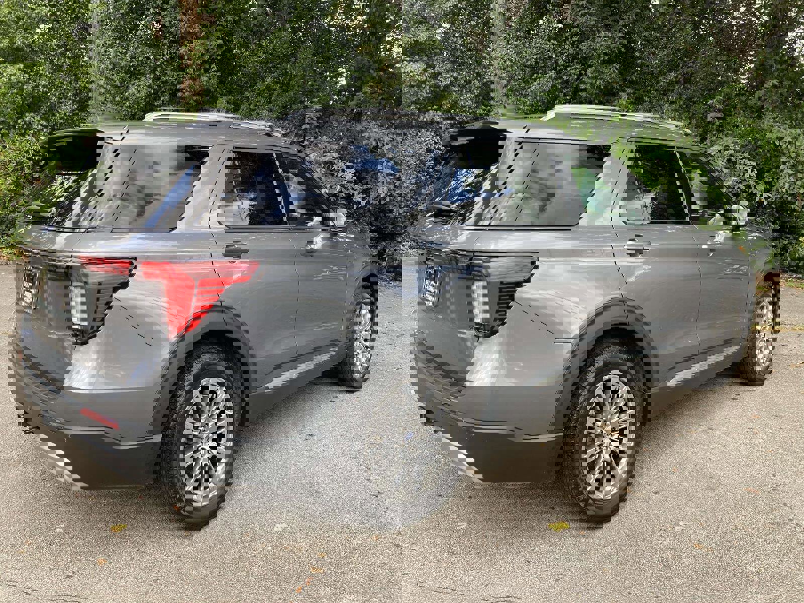 Used 2025 Ford Explorer Platinum image 3