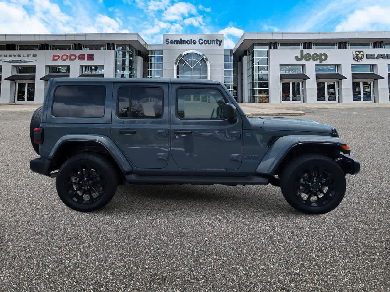 Used 2025 Jeep Wrangler Unlimited Sahara AWD/4WD image 9