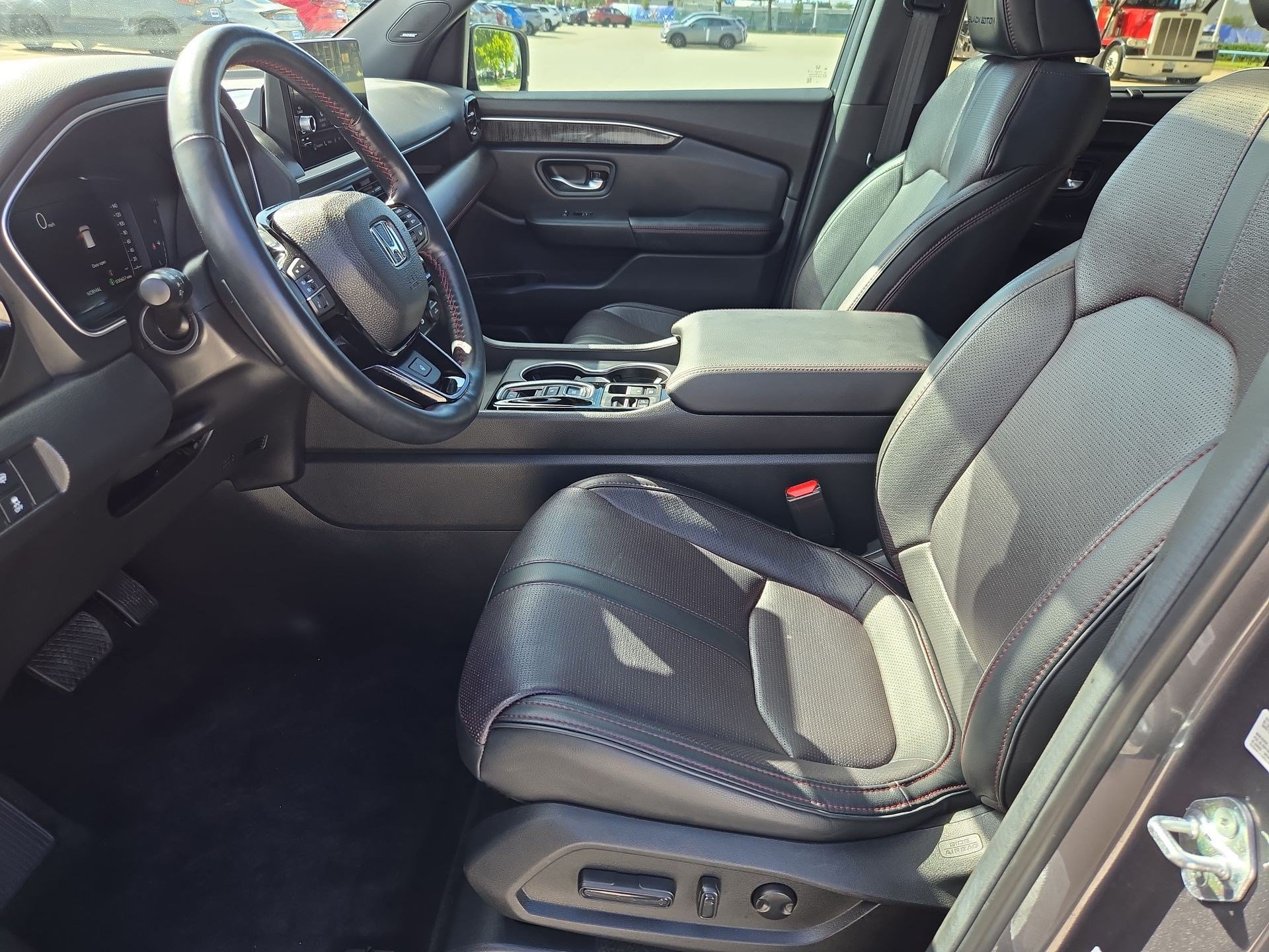 Used 2025 Honda Pilot Black Edition image 15