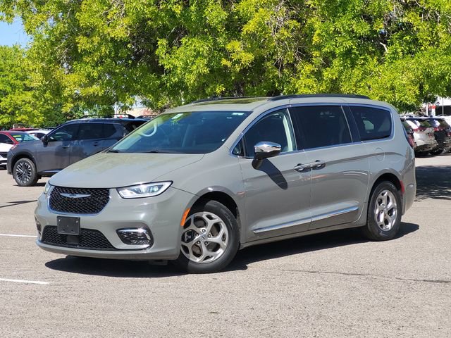 Used 2023 Chrysler Pacifica Limited FWD image 2