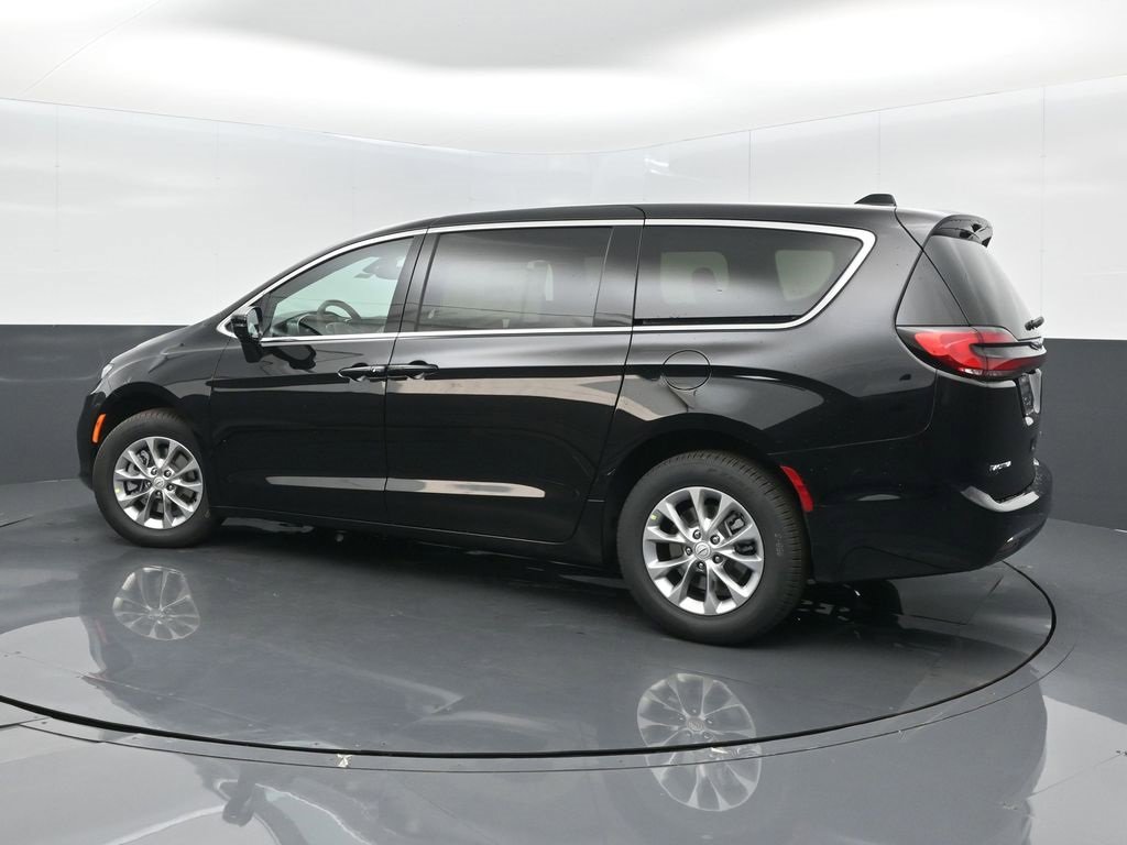 New 2026 Chrysler Pacifica Select image 5