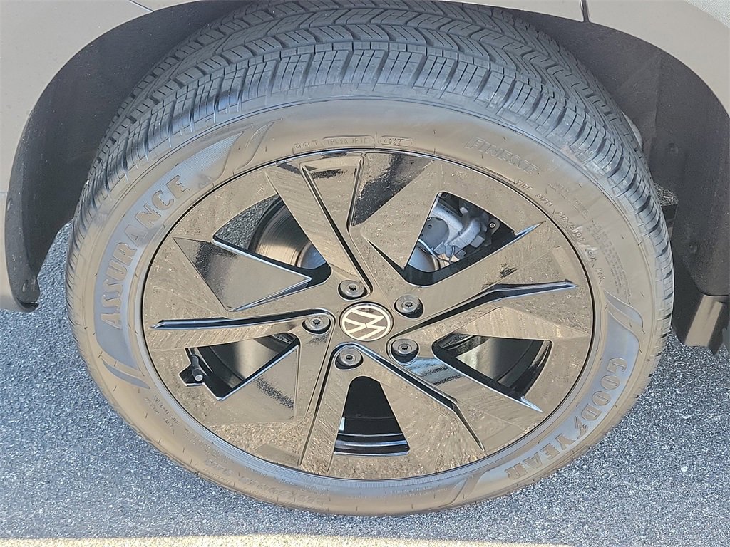 Certified 2025 Volkswagen Taos SE image 6