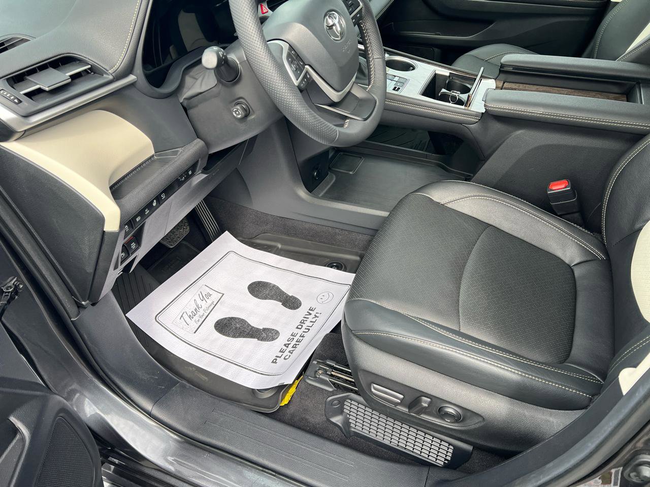 Used 2025 Toyota Sienna Platinum image 10