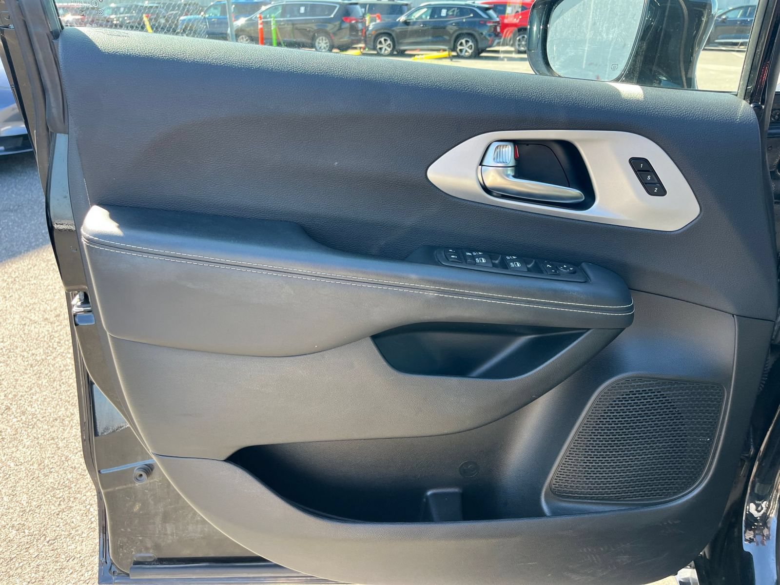 Used 2025 Chrysler Pacifica Limited FWD image 18