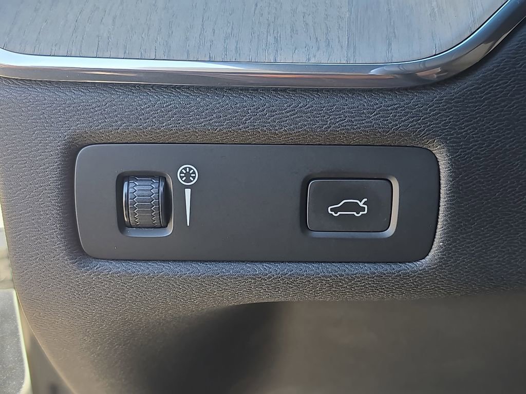 Used 2018 Volvo XC60 T6 Inscription w/ Luxury Seat Package image 29