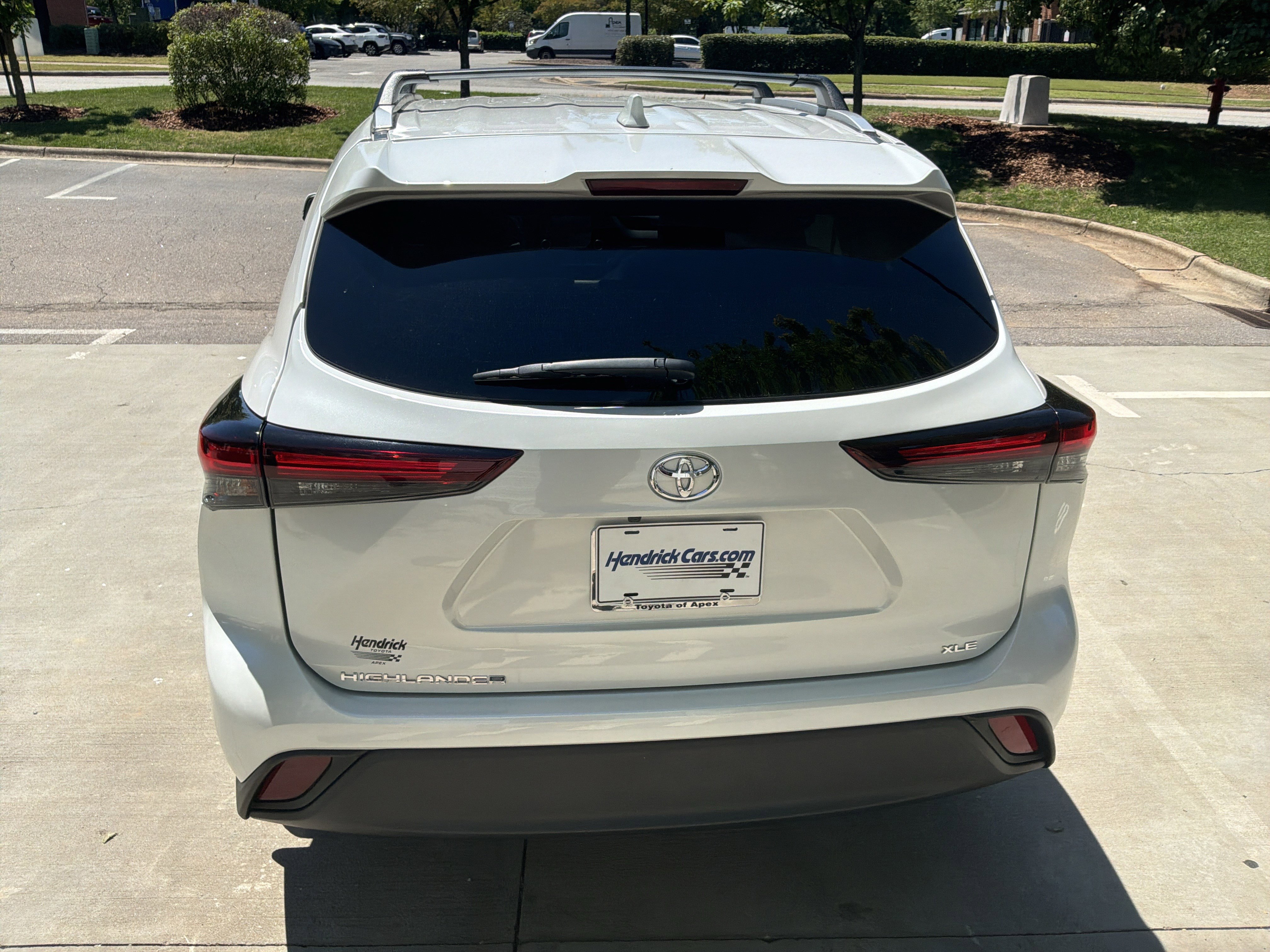 Used 2024 Toyota Highlander XLE FWD image 9