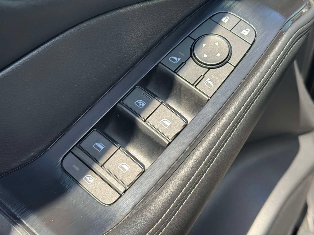 Used 2025 Nissan Rogue SV AWD/4WD image 16