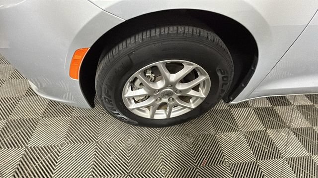 Used 2024 Chrysler Pacifica Touring-L FWD image 9