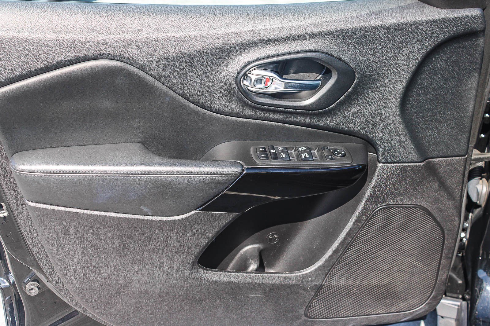 Used 2021 Jeep Cherokee Latitude Plus image 21