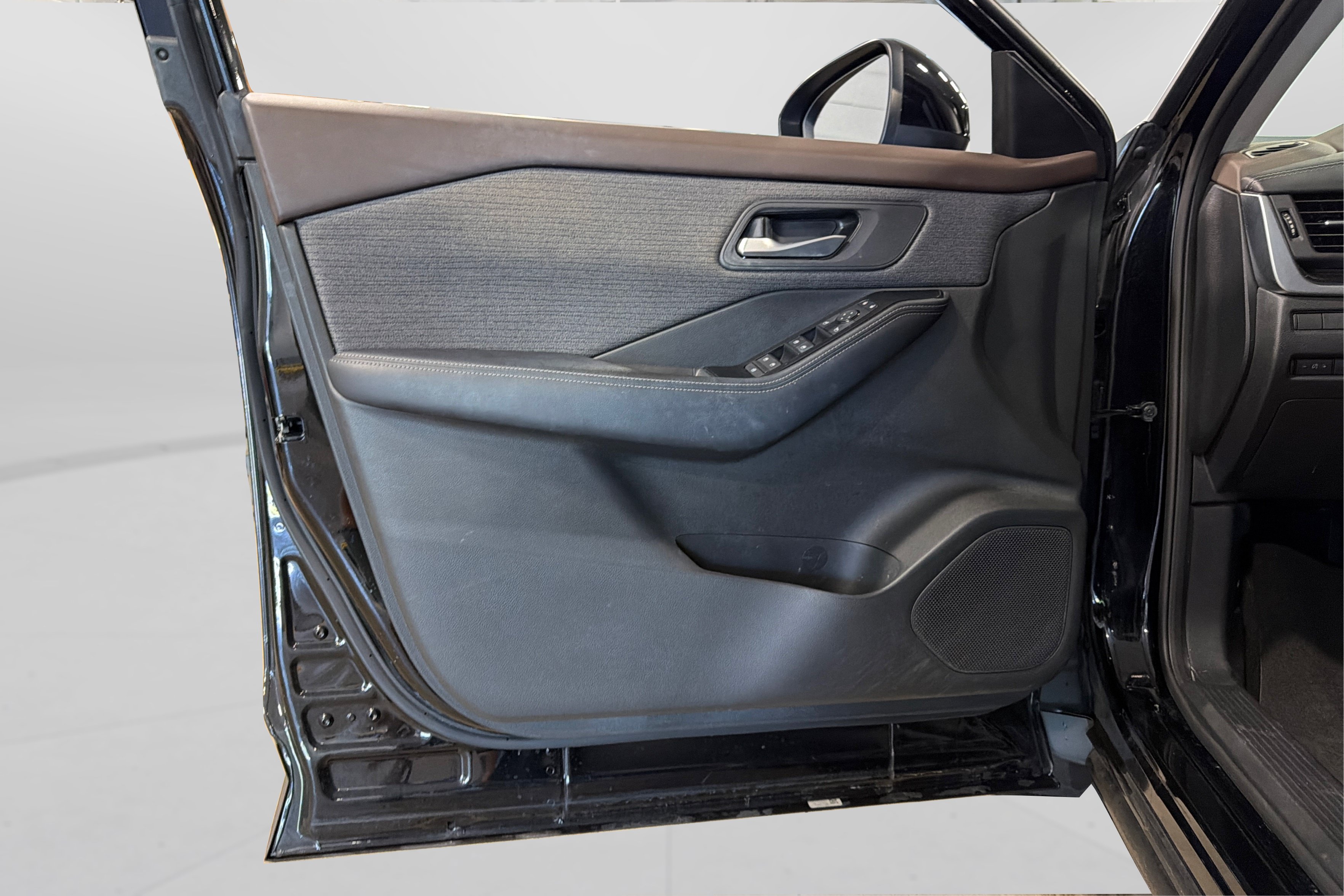 Used 2023 Nissan Rogue SV AWD/4WD image 15