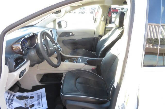 Used 2024 Chrysler Pacifica Limited w/ Trailer Tow Group image 16