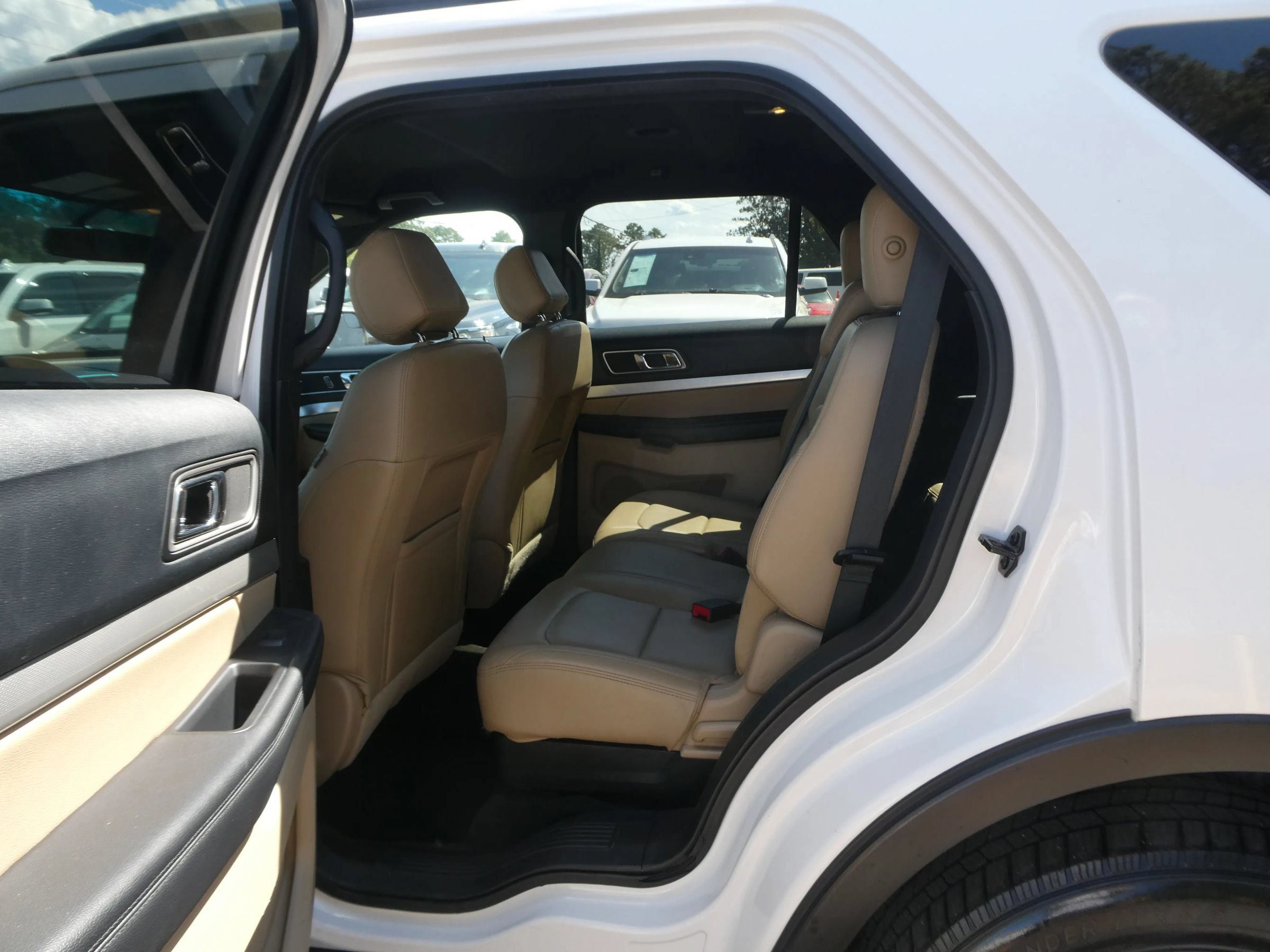 Used 2016 Ford Explorer XLT w/ Equipment Group 202A AWD/4WD image 28