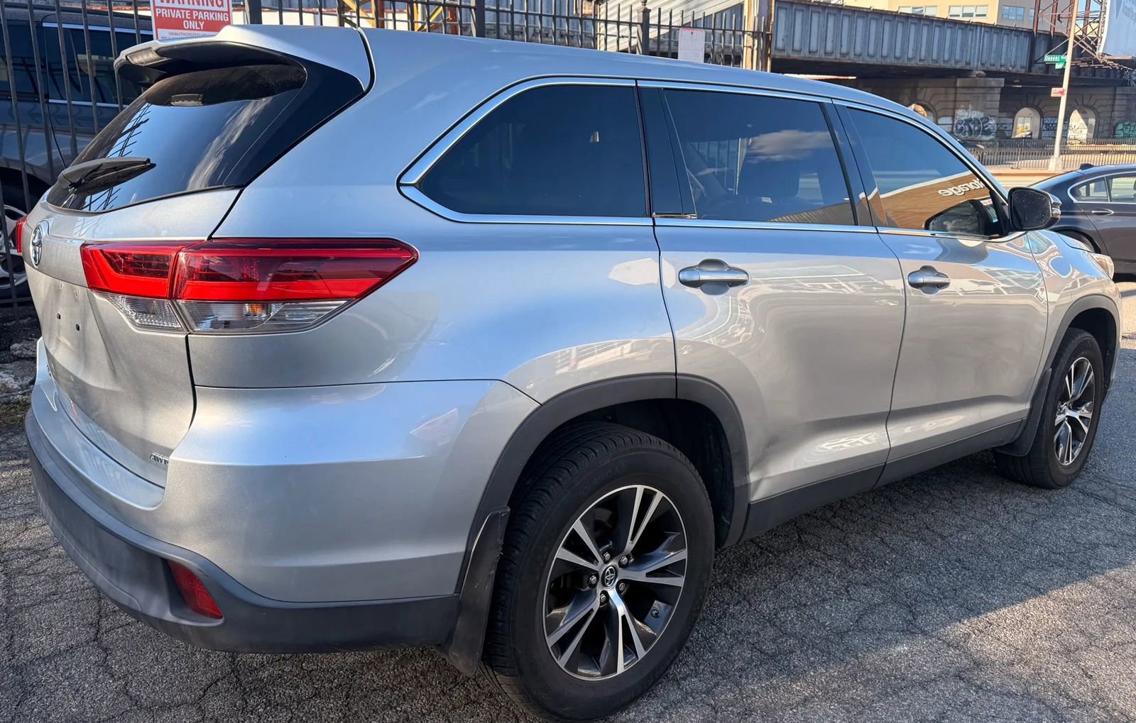 Used 2019 Toyota Highlander LE AWD/4WD image 5