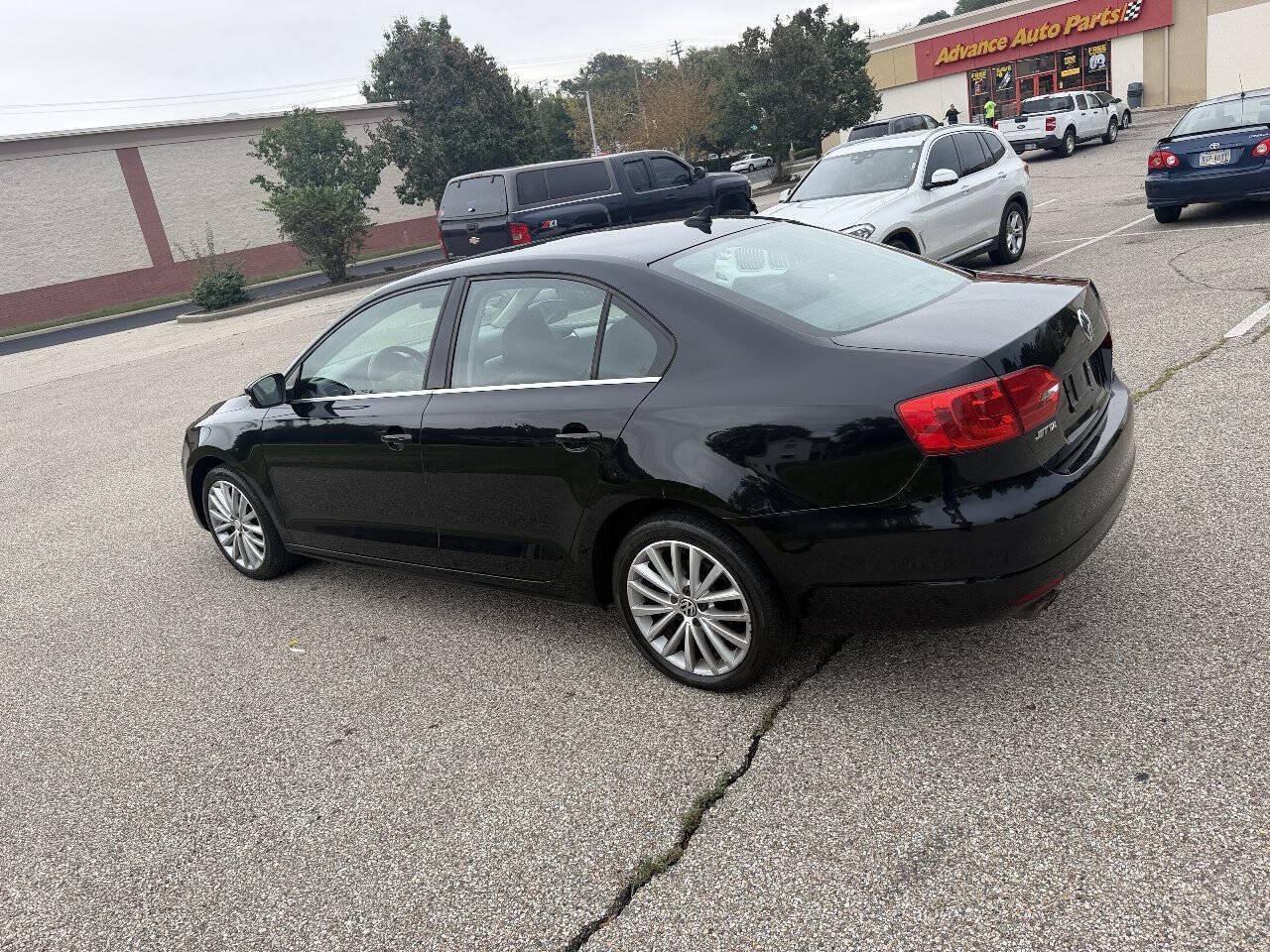Used 2011 Volkswagen Jetta SEL FWD image 2