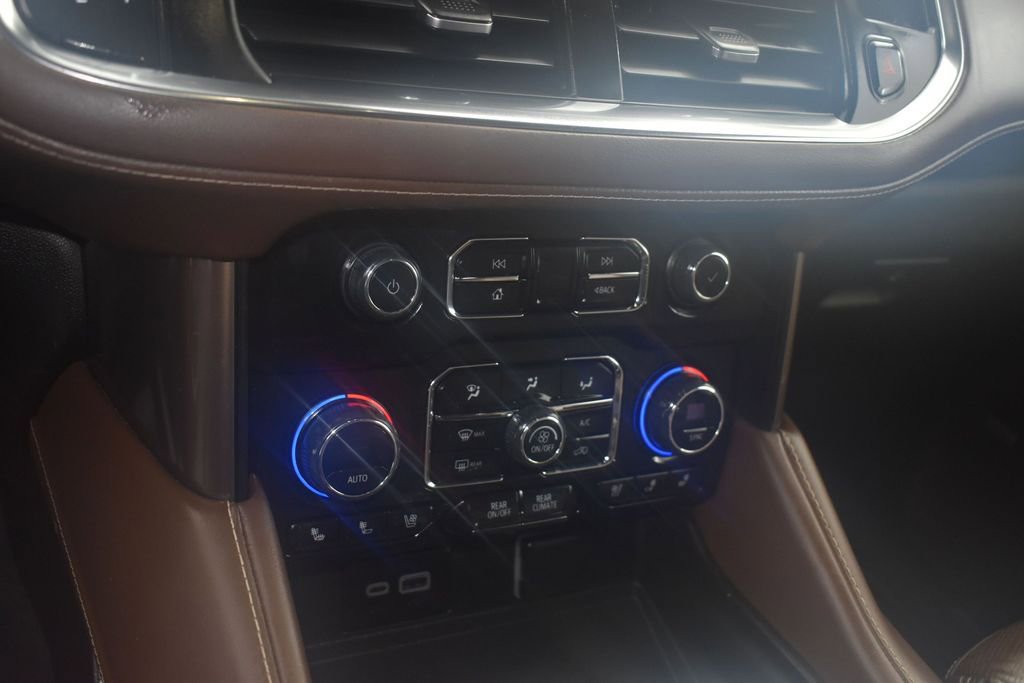 Used 2023 Chevrolet Suburban High Country RWD image 14