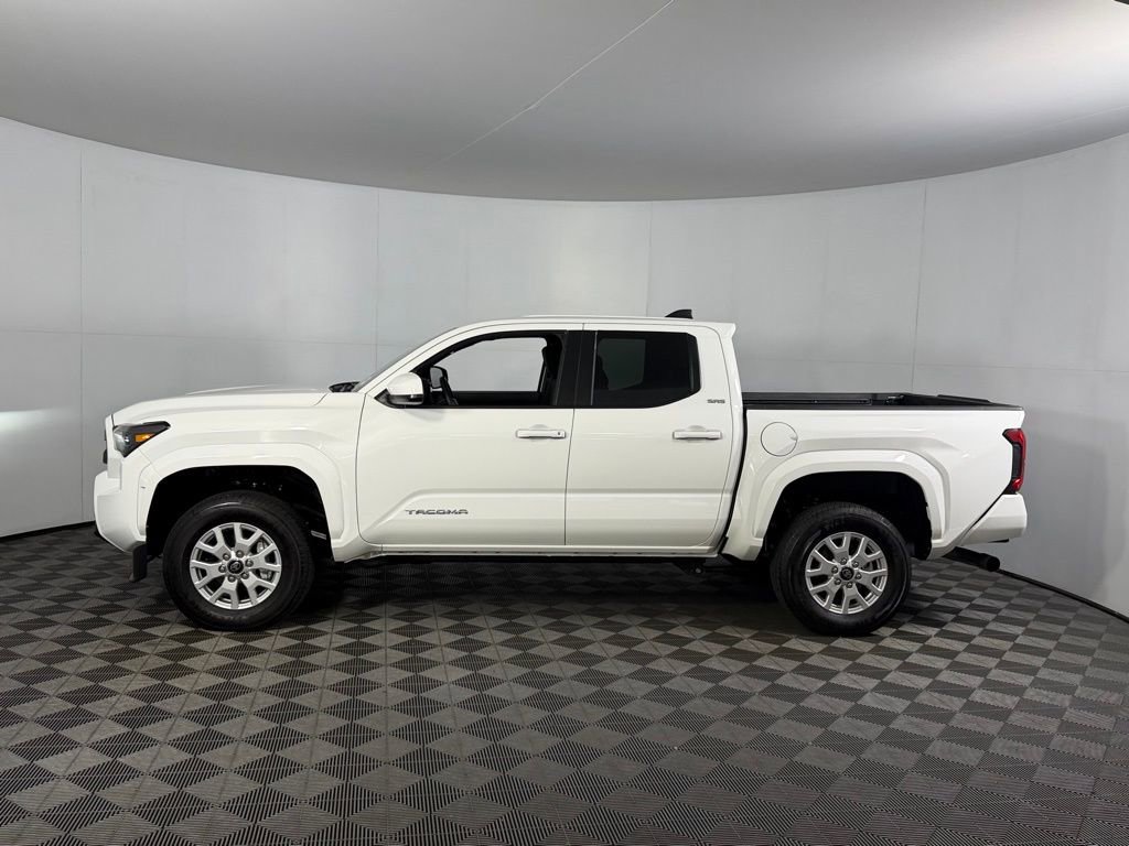 Used 2025 Toyota Tacoma SR5 AWD/4WD image 11
