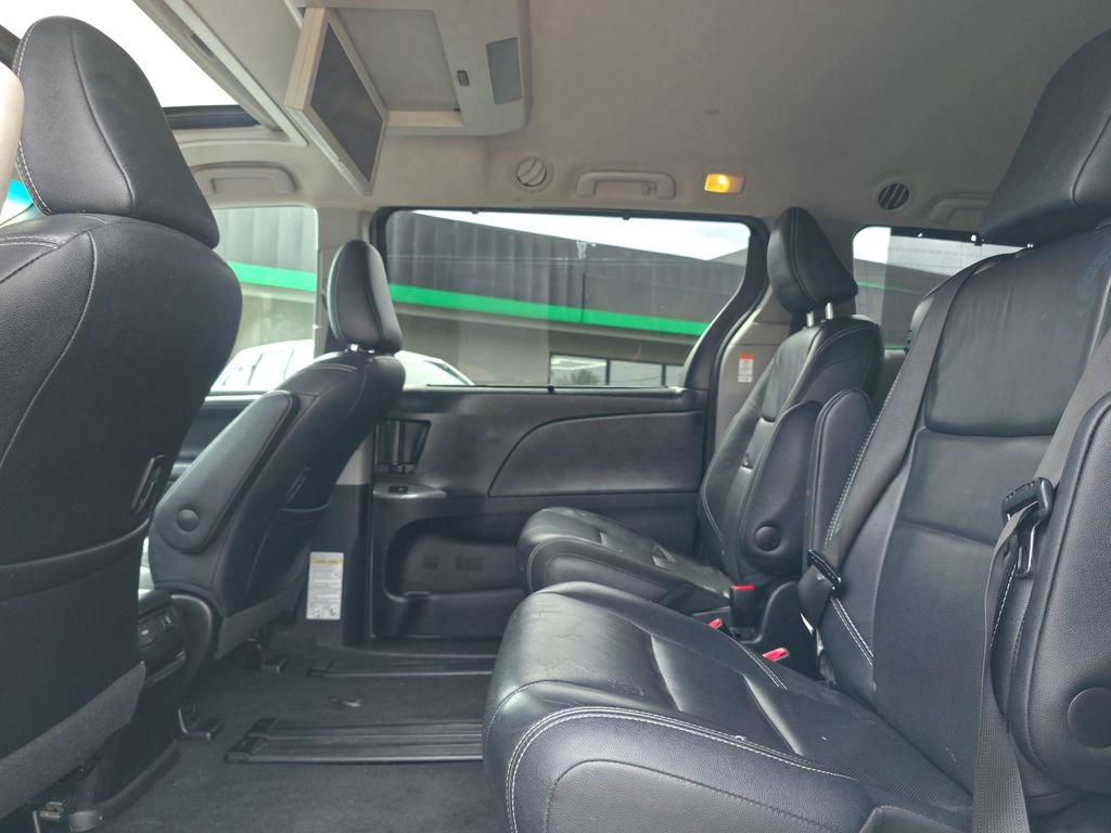 Used 2017 Toyota Sienna SE Premium image 12