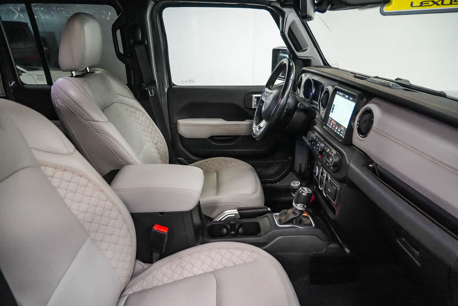 Used 2022 Jeep Wrangler Unlimited Sahara AWD/4WD image 16