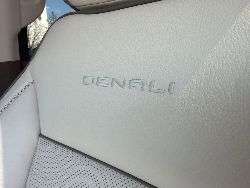 Used 2023 GMC Yukon Denali image 32