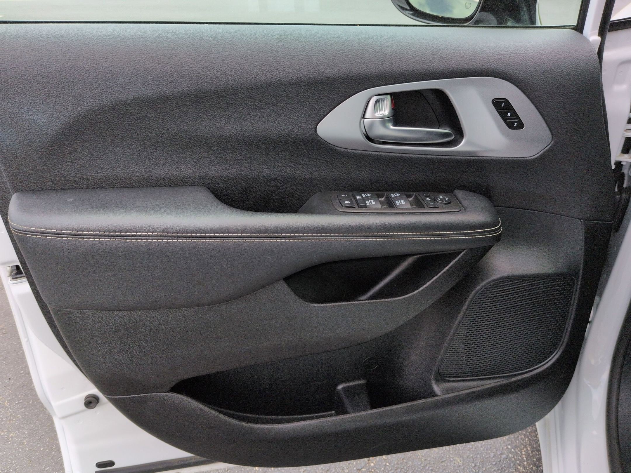 Used 2025 Chrysler Pacifica Limited FWD image 10