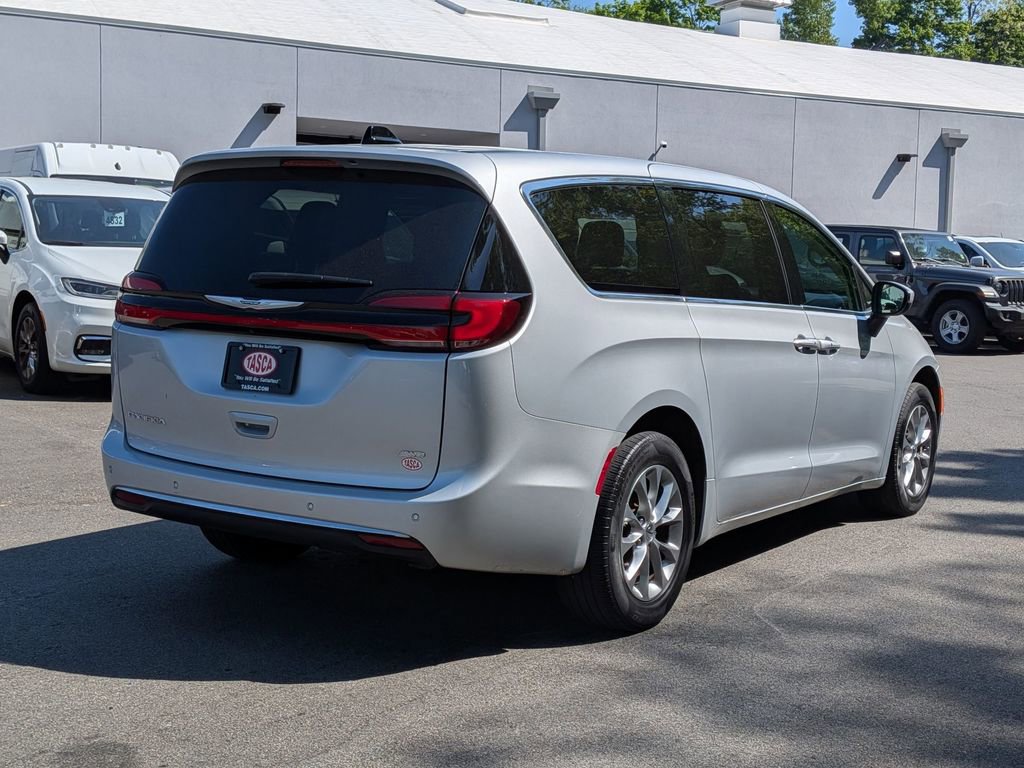 Used 2023 Chrysler Pacifica Touring-L AWD/4WD image 2