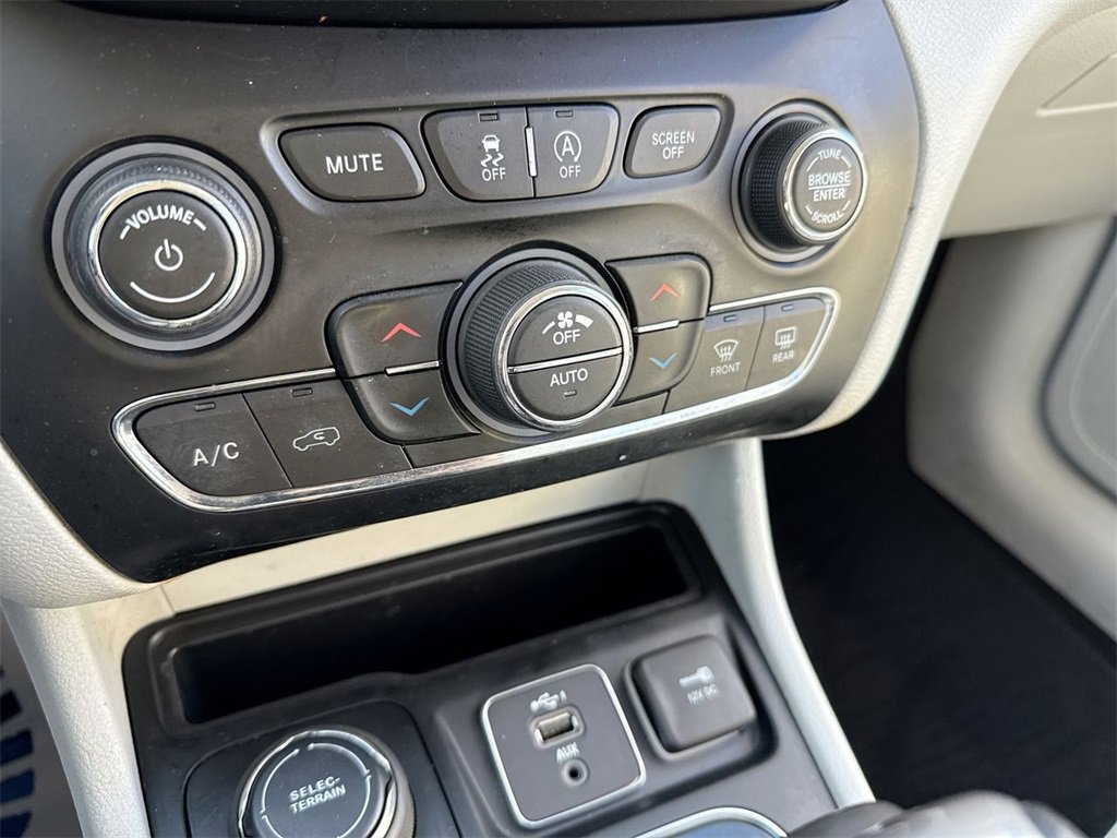 Used 2020 Jeep Cherokee Limited w/ Technology Group image 19