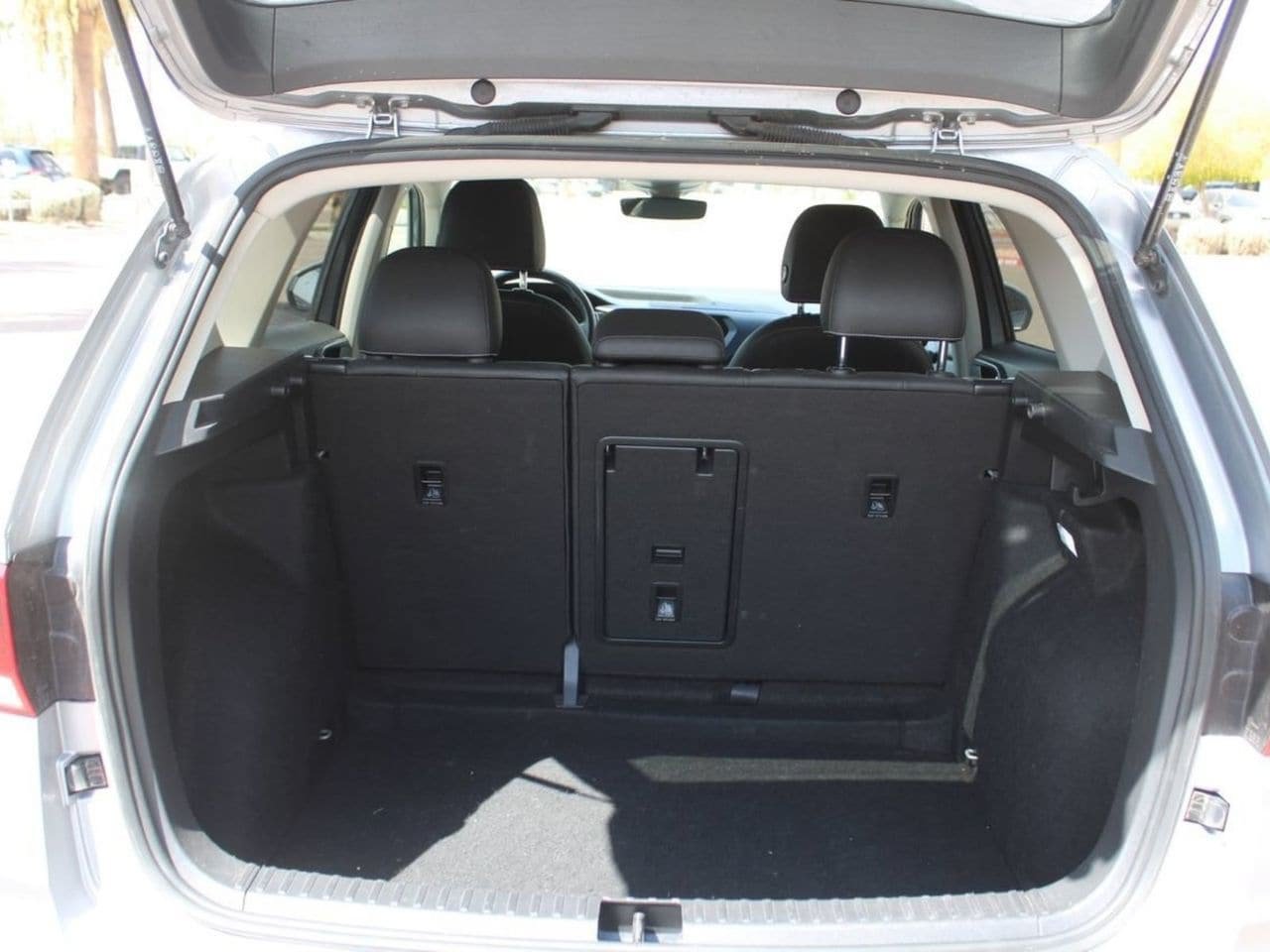Used 2024 Volkswagen Taos SE FWD image 5