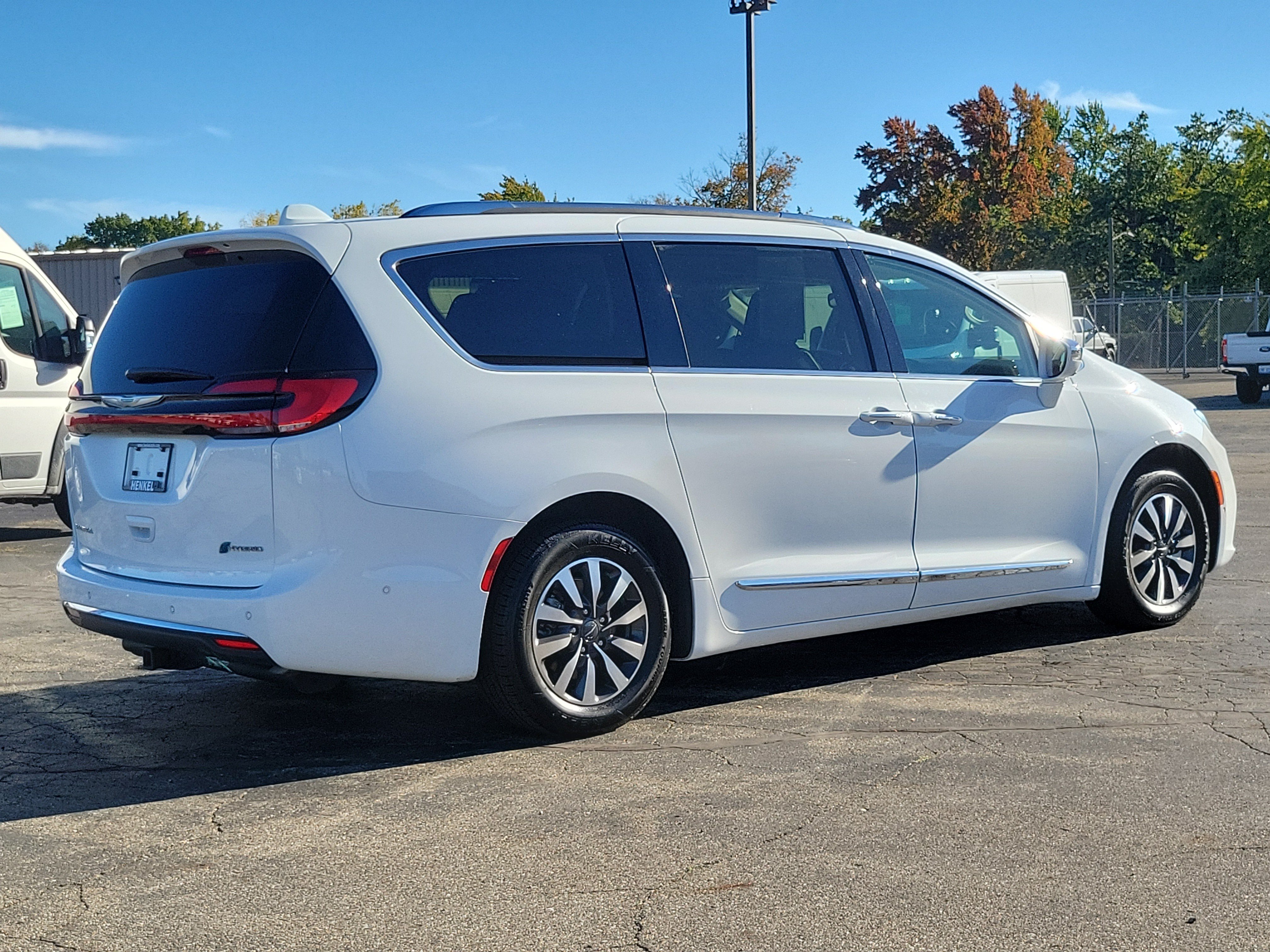 Used 2021 Chrysler Pacifica Limited w/ Uconnect Theater Family Group FWD image 4