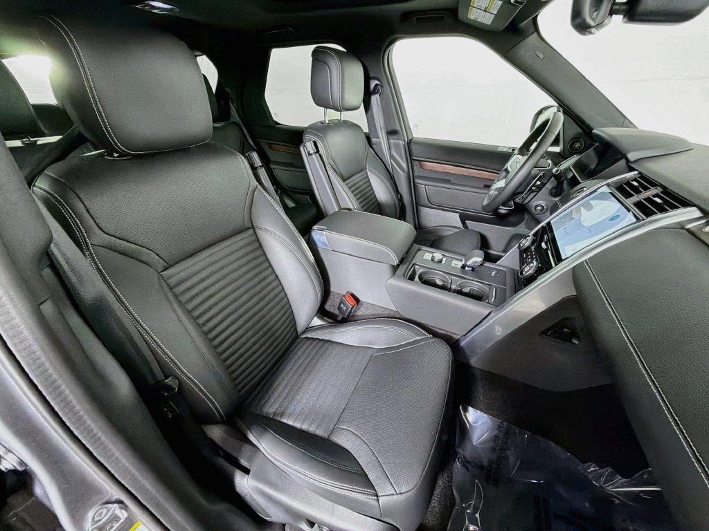 Used 2025 Land Rover Discovery Dynamic SE AWD/4WD image 31