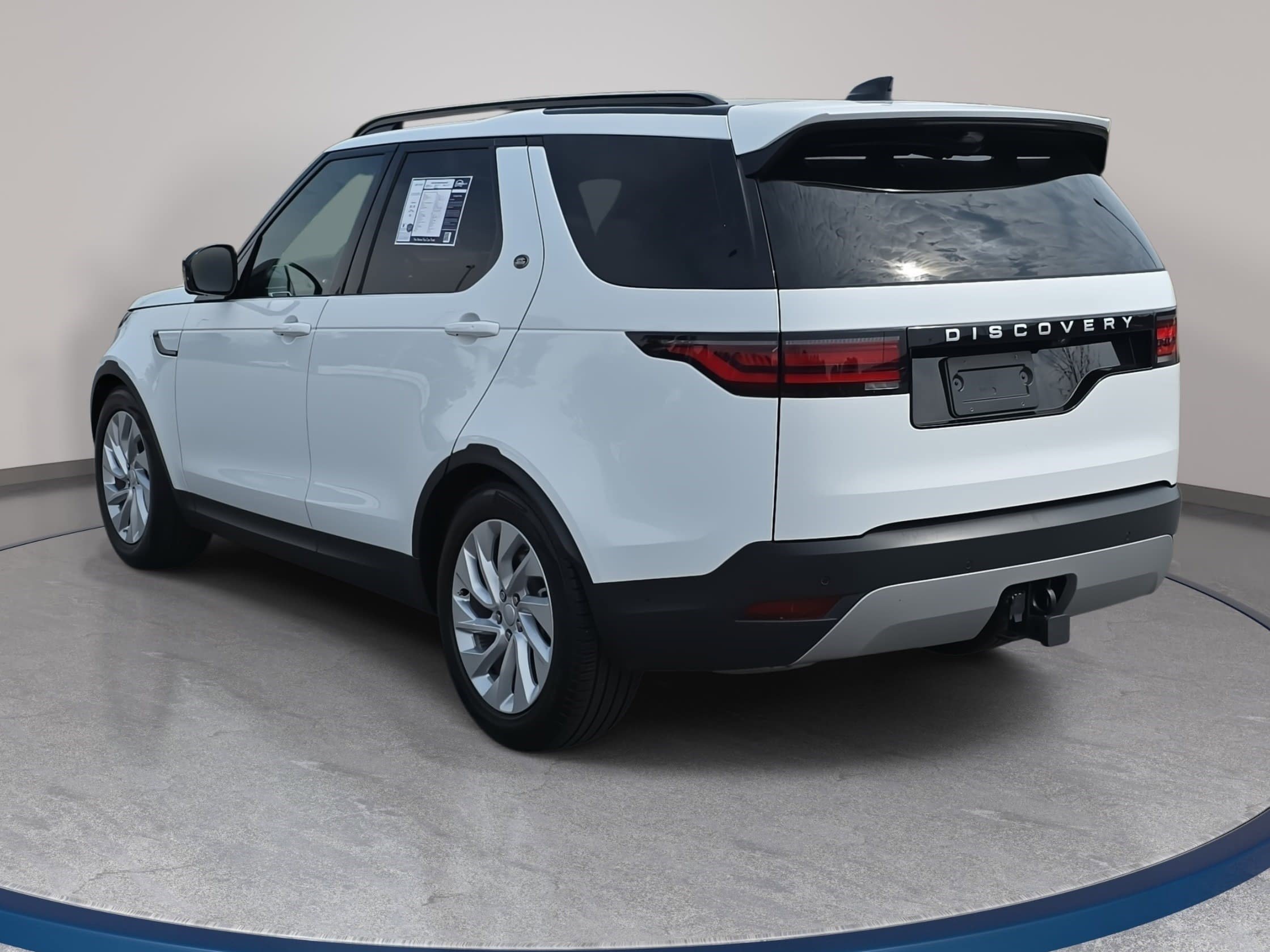 Used 2025 Land Rover Discovery S image 7