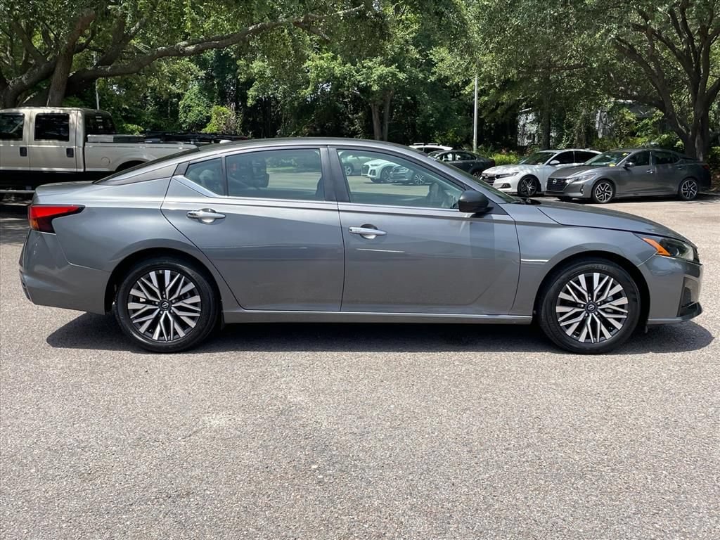 Used 2025 Nissan Altima 2.5 SV FWD image 2