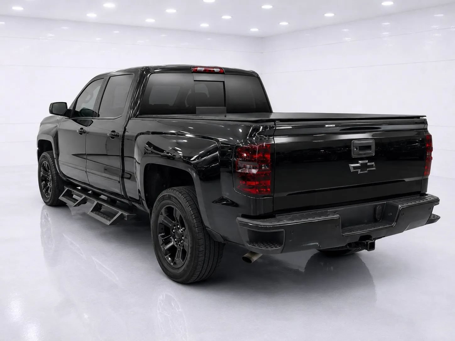 Used 2018 Chevrolet Silverado 1500 LT w/ Midnight Edition AWD/4WD image 3