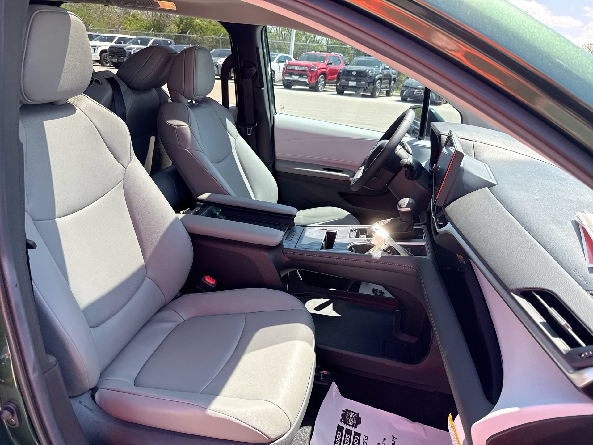 Used 2026 Toyota Sienna XLE FWD image 27