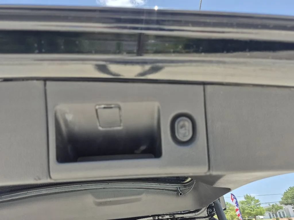 Used 2018 Cadillac Escalade Luxury RWD image 25