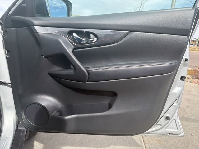 Used 2017 Nissan Rogue SV image 28