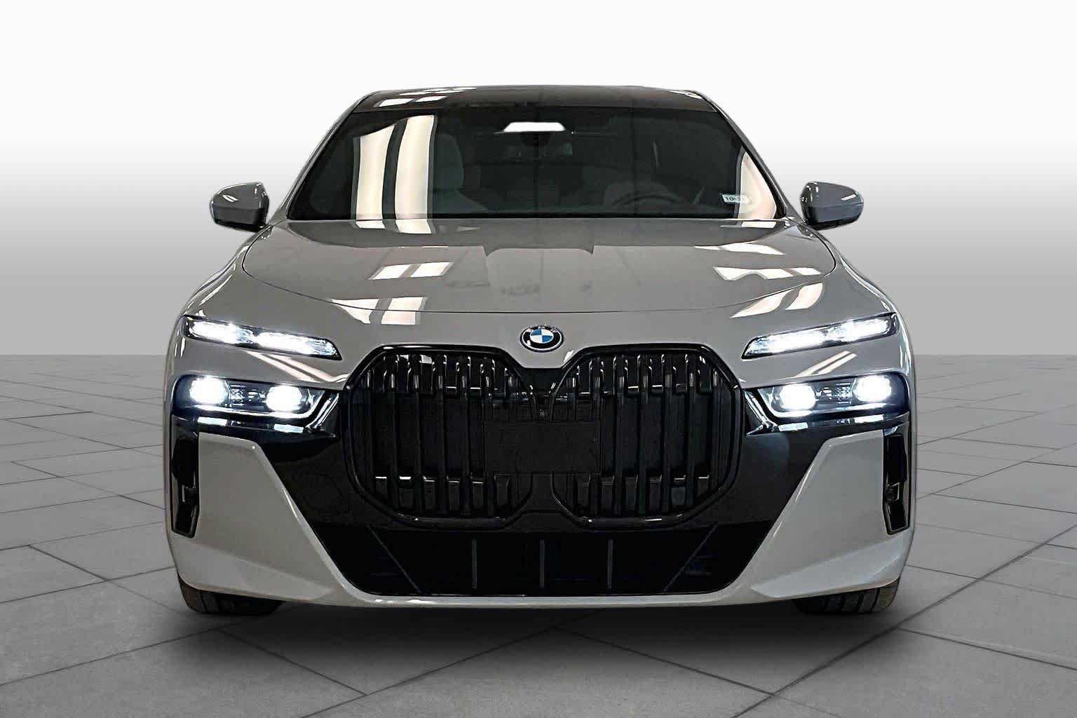 Used 2024 BMW i7 xDrive60 w/ Executive Package AWD/4WD image 3