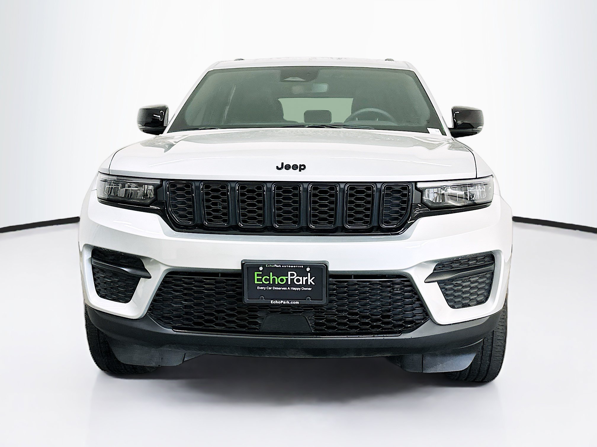 Used 2023 Jeep Grand Cherokee Altitude AWD/4WD image 2