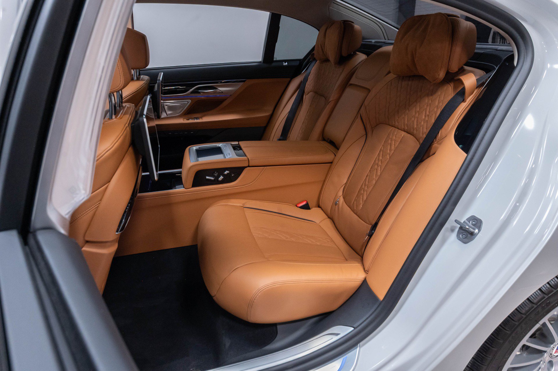 Used 2022 BMW ALPINA B7 xDrive AWD/4WD image 19