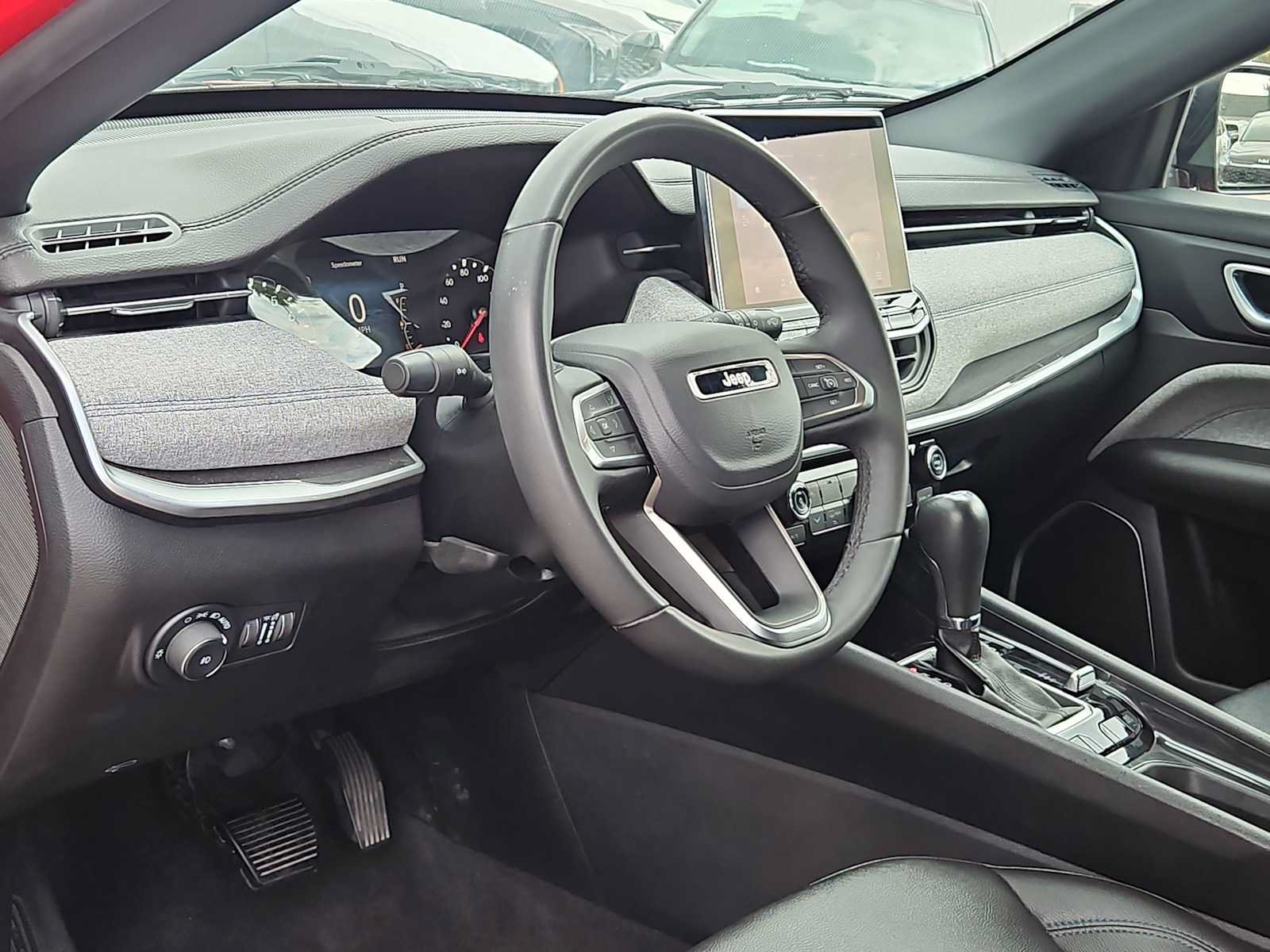 Used 2024 Jeep Compass Latitude AWD/4WD image 2