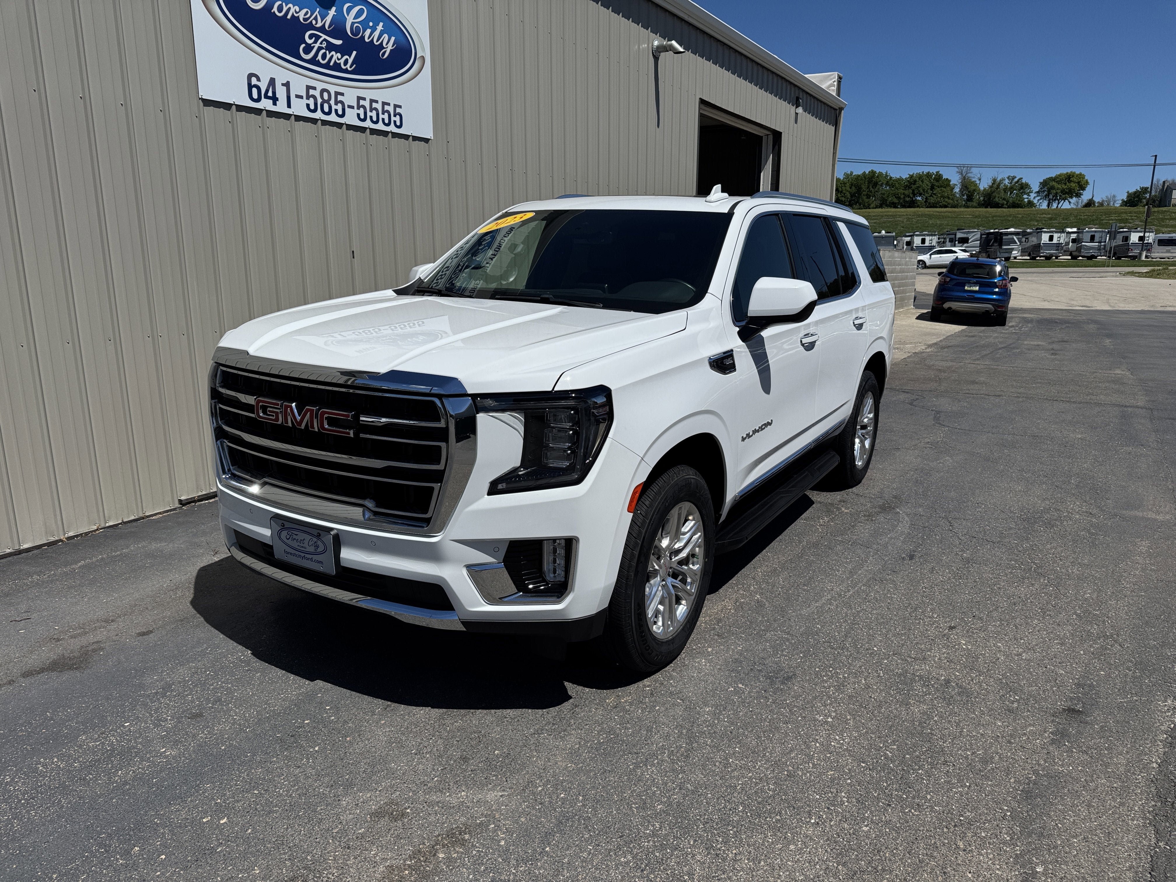 Used 2023 GMC Yukon SLT AWD/4WD image 2